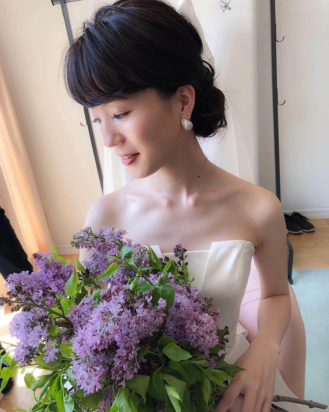 野口忍 hair make upさんのインスタグラム写真 - (野口忍 hair make upInstagram)「ヘアメイクとブーケ☺️💐 組み合わせを変えるだけで 挙式→披露宴→お色直し 雰囲気がガラリと変わります☺️ . 結婚式準備をトータルで楽しんで行きましょう☺️ 小物合わせ楽しかった☺️ . たつひこさん みほこさん 本当におめでとうございました☺ . 👰→@popopo_19sp 💐→@maisonmalta . ＊＊＊＊＊＊＊＊＊＊＊＊＊＊＊＊＊＊＊＊＊＊＊＊＊＊＊ . 前撮り、婚礼、ヘアメンナンス お気軽にご相談下さいませ 全国出張可能✈️ . [💍メンテナンス、婚礼ご予約状況💍] . ヘアメンテナンス 4月🈵 5月ゴールデンウィーク🈵 . . ------------------------------ . ＊＊＊＊＊＊＊＊＊＊＊＊＊＊＊＊＊＊＊＊＊＊＊＊＊＊＊ . #お色直し#グラハイ花嫁#アレンジ#ヘアアレンジ#結婚式#ブライダル#ウェディング#ウェディングドレス#wedding#シニオン#2019年春婚#挙式#式場#披露宴#二次会ヘア#ブーケ#お色直し入場#パレス花嫁#前撮り#ホテルウェディング#セミナー#外注ヘアメイク#ティアラ#ドレス迷子#ヴェラウォンお譲り#式場迷子#ポニーテール#大人婚#大人のウェディング#ドレス迷子#ダウンスタイル」4月25日 23時35分 - shinobunbunmaru_atren_deu