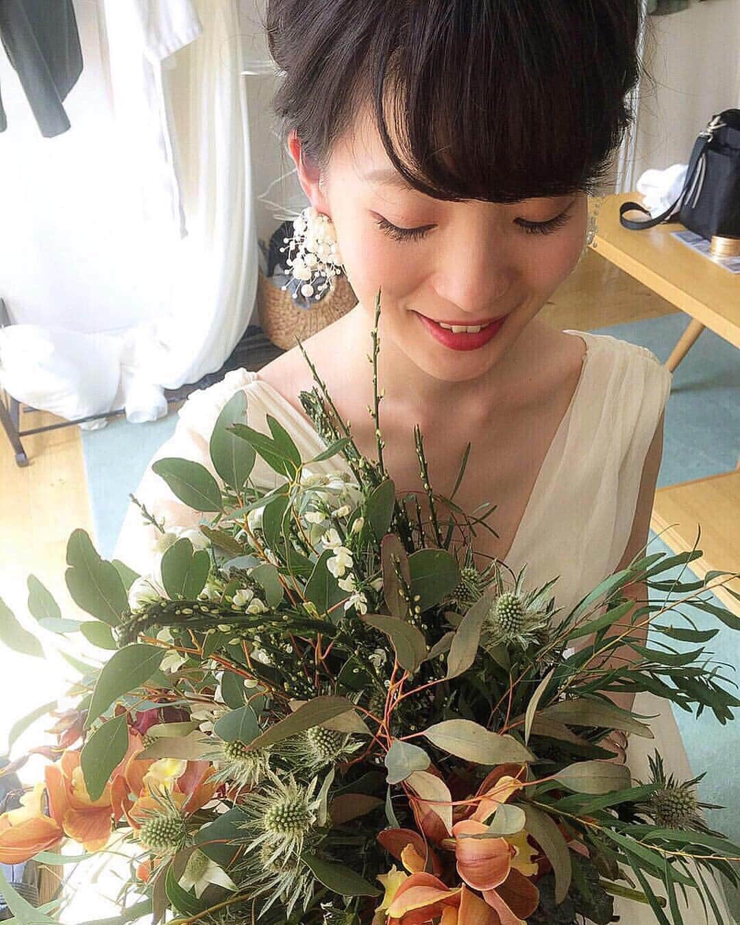 野口忍 hair make upさんのインスタグラム写真 - (野口忍 hair make upInstagram)「ヘアメイクとブーケ☺️💐 組み合わせを変えるだけで 挙式→披露宴→お色直し 雰囲気がガラリと変わります☺️ . 結婚式準備をトータルで楽しんで行きましょう☺️ 小物合わせ楽しかった☺️ . たつひこさん みほこさん 本当におめでとうございました☺ . 👰→@popopo_19sp 💐→@maisonmalta . ＊＊＊＊＊＊＊＊＊＊＊＊＊＊＊＊＊＊＊＊＊＊＊＊＊＊＊ . 前撮り、婚礼、ヘアメンナンス お気軽にご相談下さいませ 全国出張可能✈️ . [💍メンテナンス、婚礼ご予約状況💍] . ヘアメンテナンス 4月🈵 5月ゴールデンウィーク🈵 . . ------------------------------ . ＊＊＊＊＊＊＊＊＊＊＊＊＊＊＊＊＊＊＊＊＊＊＊＊＊＊＊ . #お色直し#グラハイ花嫁#アレンジ#ヘアアレンジ#結婚式#ブライダル#ウェディング#ウェディングドレス#wedding#シニオン#2019年春婚#挙式#式場#披露宴#二次会ヘア#ブーケ#お色直し入場#パレス花嫁#前撮り#ホテルウェディング#セミナー#外注ヘアメイク#ティアラ#ドレス迷子#ヴェラウォンお譲り#式場迷子#ポニーテール#大人婚#大人のウェディング#ドレス迷子#ダウンスタイル」4月25日 23時35分 - shinobunbunmaru_atren_deu