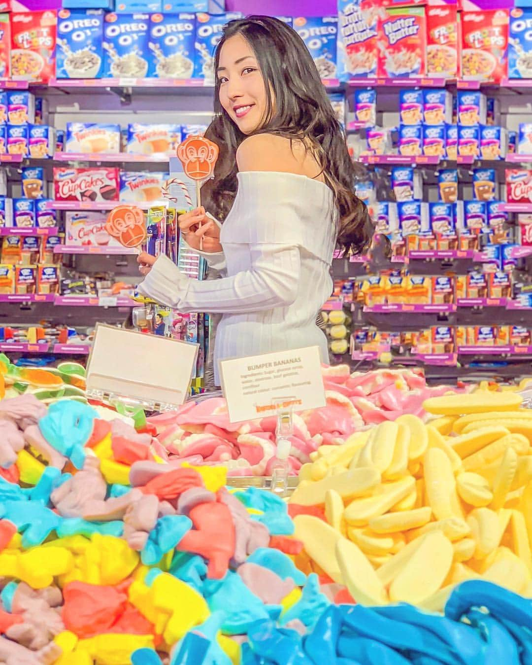 砂田早紀さんのインスタグラム写真 - (砂田早紀Instagram)「I’ve found my darling🦍 (Laachan) at this fancy sweets shop in Piccadilly Circus🍭🍬ps. LaaChan is my gorilla doll... haha  #love#kingkong#gorilla#piccadilly#sweets#instadaily#london#lifestyle#happy#mydarling」4月25日 23時45分 - sakisunada_