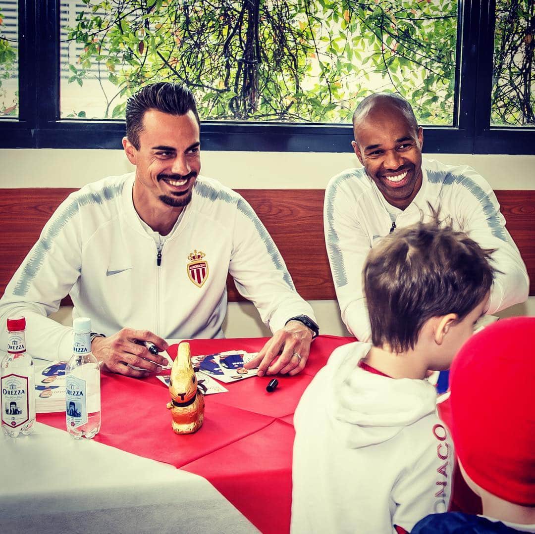 ASモナコさんのインスタグラム写真 - (ASモナコInstagram)「👧👦 @djibrilsidibe_s3, @naldo29_oficial, @alex_golovin17 & @dbenaglio_official sont allés, hier, à la rencontre des U6, U7, U8 et U9 de la section amateur 🔴⚪️」4月25日 23時41分 - asmonaco