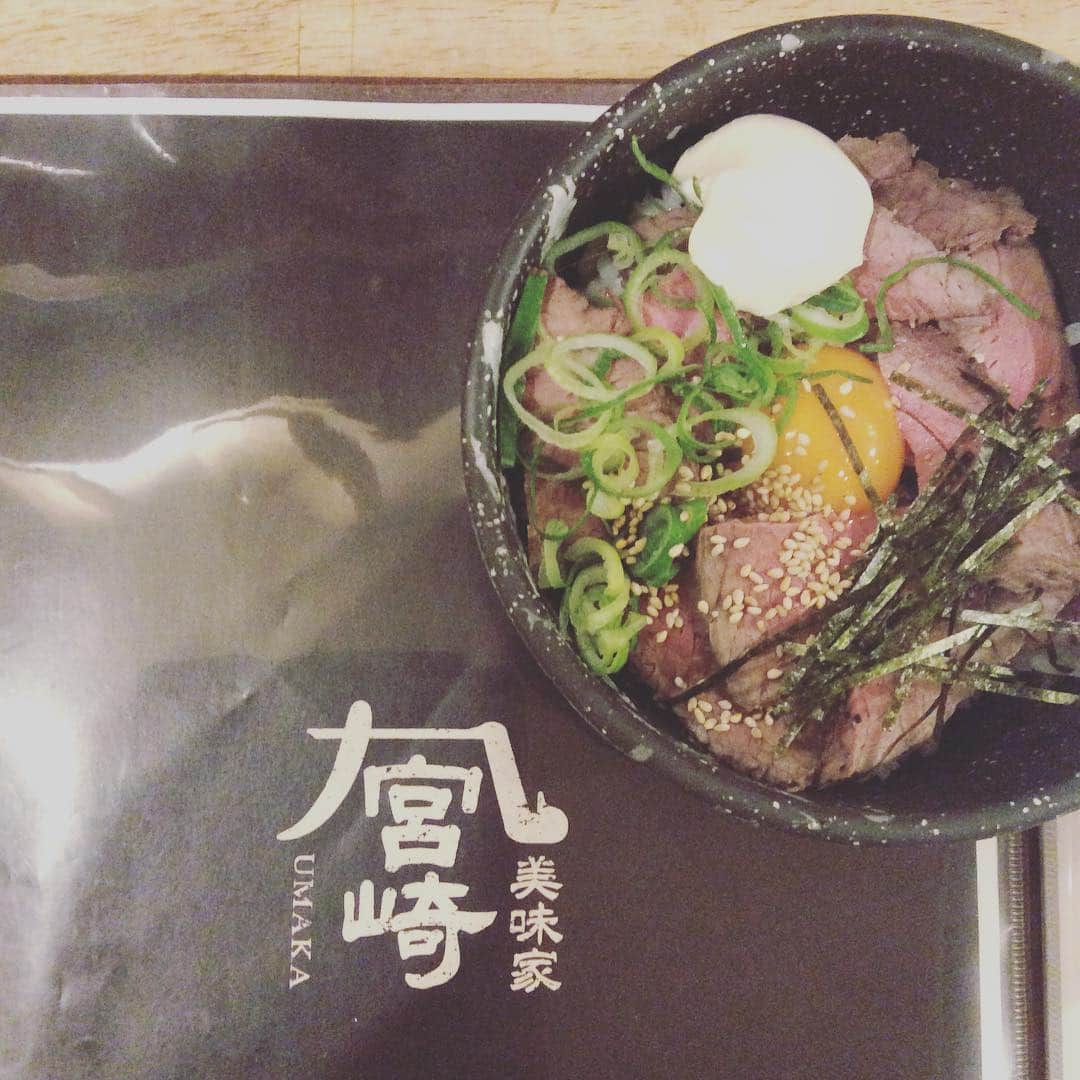 のインスタグラム：「自家製ローストビーフ丼！！！(・ω・)ノ  #宮崎牛 #宮崎 #宮崎うまか #京橋店 #京橋 #モツ鍋 #明太子  #馬刺し #泳ぎイカ #活魚 #宴会 #女子会 #歓送迎 #歓送迎会 #うまか #うまかもん  #ちょい飲み #ちょい飲み手帳 #さつま揚げ #九州 #instafood #instagood」
