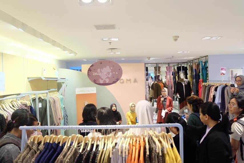 メロディー・ヌランダニ・ラクサニさんのインスタグラム写真 - (メロディー・ヌランダニ・ラクサニInstagram)「23 April 2019. Launching special collection ‘SUQMA X Melody Laksani’ at Suqma Store Mall Tunjungan Plaza 1 Surabaya.  #iwearsuqma #suqma #melodylaksani #suqmaxmelodylaksani」4月25日 23時53分 - melodylaksani92