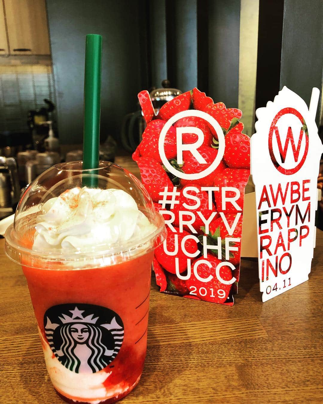のインスタグラム：「【術後43日目 / 43 days after surgery】 Strawberry Very Much Frappuccino is my treat for working hard on my rehabilitation🍓 ・ 今日も仕事を終えたあと、リハビリのために外をしばし徘徊www ・ 今日は初めてエスカレーターの高い段差を登れたのが地味に感動‼️この段差が登れたら、大抵の階段の登りはもう大丈夫👌(下りはまだ全くできないけど) ・ 先週から日々のリハビリメニューに追加されたヒップリフトで腿裏の筋力がついてきたおかげだな、きっと。 ・ GWは遠出はできないけど、近場でちょっとずつ外出距離を伸ばしてみよう☺️ ・ #努力は絶対裏切らない #ろぎ子の復活までの記録 #膝脱臼 #複合靭帯損傷 #前十字靭帯断裂 (ACL) #後十字靭帯断裂 (PCL) #内側側副靱帯断裂 (MCL) #内側膝蓋大腿靭帯断裂 (MPFL)  #前十字靭帯再建 #後十字靭帯再建 #半月板縫合 #半月板部分切除 #nevergiveup #roadtorecovery #kneeinjury #kneeinjuryrecovery #kneeinjuryrehab #multipleligamenttears #aclrecovery」