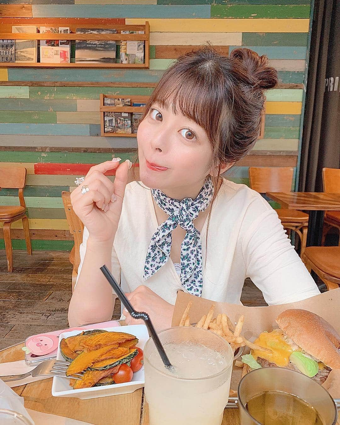 牛江桃子（ももち）さんのインスタグラム写真 - (牛江桃子（ももち）Instagram)「【YouTube更新】#GU の 清楚モテ 白ワンピ 🥛 ３コーデ着回してみたけど 神ワンピ過ぎた…😰😰♥️﻿ ﻿﻿ ⇨ スワイプしたら3枚目からコーデ見れるよ🍑♥︎﻿﻿ ﻿﻿ ﻿﻿ #フロントボタンワンピース やねんけど﻿﻿ ﻿﻿ ふわっとしたクリーム色が鬼可愛すぎるのに﻿﻿ 前ボタンで羽織としても着れる優秀アイテム😰♥️﻿﻿ ﻿﻿ ﻿﻿ 深めのVネックだから細見え効果大やし﻿﻿ スカーフと合わせるのばり可愛い。きゅん。﻿﻿ ﻿﻿ 柄物スカートとキャップに合わせて﻿﻿ カジュアルに着るのがももち一押しかなぁ🥰﻿﻿ ﻿﻿ ﻿﻿ コーデについての詳しい内容や﻿﻿ どこの服かなどはYouTubeで解説しているので﻿﻿ ﻿﻿ 良かったらプロフィールの﻿﻿ ハイライトから飛んでみてね🥺♥️﻿ ﻿ ﻿ もうYouTube見てくれたよ〜！って子🙋🏻‍♀️🙋🏻‍♀️﻿ その中でYouTubeにコメントしたよぉ〜！て子🙋🏻‍♀️🙋🏻‍♀️﻿ ﻿ ぷちょへんざっ！🙋🏻‍♀️🙋🏻‍♀️🙋🏻‍♀️(コメントで教えてね)﻿ ﻿ ﻿ ﻿ ﻿ #本日のインスタライブありがとうございました﻿ #明日朝5時起きなのにまだ何もパッキングしてない﻿ #明日から4泊5日お仕事なのに﻿ #パッキングゼロまじで焦ってる﻿ #そして動画編集もしたい﻿ #やりたい事いっぱいで時間が足りない﻿ #そんな中ももちはみんなからのコメントを読み﻿ #にやけて幸せになる﻿ #ふふふ」4月25日 23時48分 - momochi.661