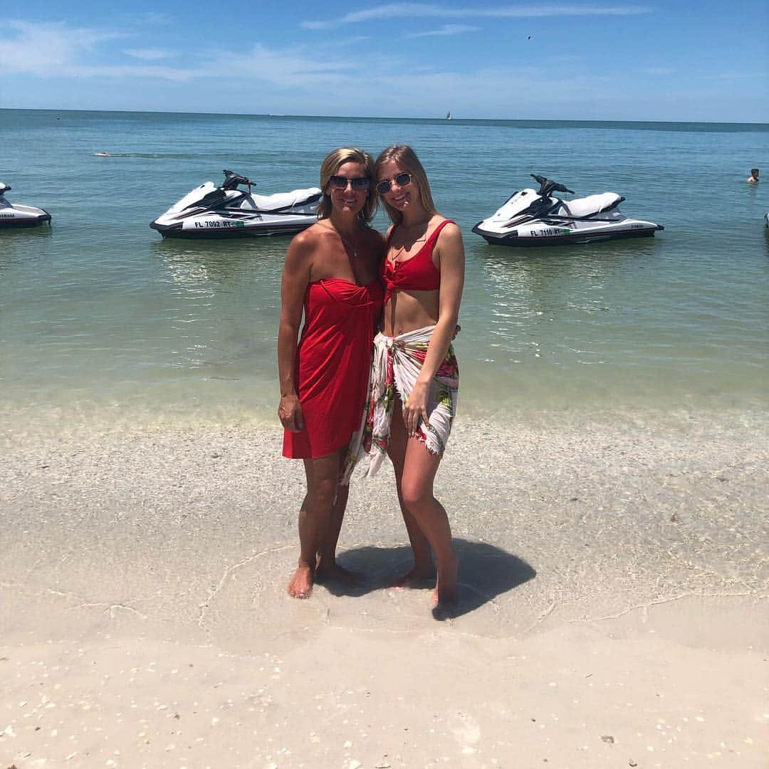 ケリー・ハイランドさんのインスタグラム写真 - (ケリー・ハイランドInstagram)「Beach time with my baby 🏖#motherdaughter #vacation #springbreak #love #beach」4月25日 23時49分 - kellylhyland