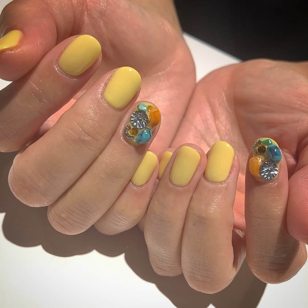 RUBY&ONYX by Kanako Miuraのインスタグラム：「Yellow×Bijoux ・ 元気なイエローとカラフルな天然石の初夏ネイル！ ・  4/26 12:00〜.14:30〜.16:00〜 4/28 11:00〜.17:30〜  ご案内可能でございます🥰 その他のお時間もご相談くださいませ。  お子様もお隣に座れるペアルームや個室もございます💡 ・ ・ ・ 🌿月額制もやってます🌿 ○プレミアム会員(ハンド&フット)¥29,800(税抜)・ ○ハンドレギュラー会員¥14,800(税抜)・ ○フットレギュラー会員¥14,800(税抜)・ ・ それぞれ全てのメニューが月に何度でもご利用頂けます。  ご予約、お問い合わせはDMまたは 0354595882 LINE ID：@ rubynail までお気軽にどうぞ💫  #daikanyama#nailsalon#nail#gelnail#rubyandonyx#summer#summernails#handnail#mode#cool#studs#menscare#ART#winternails#メンズネイル#メンズケア#定額制ネイル#通い放題#ジェルネイル#ネイル#ノーサンディング#ショートネイル#大人ネイル#イエローネイル#シンプルネイル#代官山ネイルサロン#トレンドネイル」