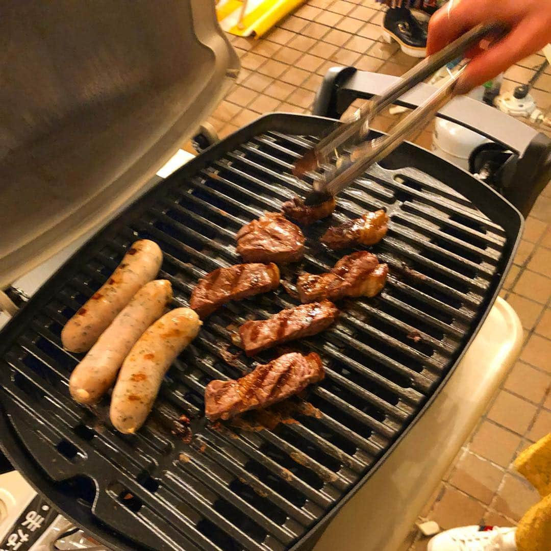 橘ゆりかさんのインスタグラム写真 - (橘ゆりかInstagram)「REALBBQ GARDENタワーレコード渋谷﻿ レセプションに参加させてもらいました🥩🍳🍺﻿ ﻿ 材料を焼くだけ！道具も揃ってるので﻿ 簡単にバーベキューが楽しめます〜😋﻿ ﻿ ステーキ ガーリックライス バターコーン﻿ 焼きたて熱々でぜーんぶ美味しかったよ✨﻿ 私はスイートシナモンポテトの虜になった🥰﻿ ﻿ ﻿ 渋谷の真ん中にビアガーデン﻿ があるとかアクセス最高でしょ🏙﻿ オープンは明日から‼️﻿ 4月26日（金）～9月30日（月）﻿ タワーレコード渋谷 屋上﻿ ■営業時間 18:00～22:00（平日） / 12:00～22:00（土日祝）﻿ ﻿ ﻿ ﻿ #リアルバーベキューガーデン #タワーレコード渋谷店 #タワレコ #屋上 #ビアガーデン #渋谷 #三宅ひとみ #橘ゆりか #アイドリング #同級生 #バーベキュー  #shibuya #realbbqgarden #bbq #japanesegirl #instafood #realbbq_jp」4月25日 23時57分 - yuricalcal