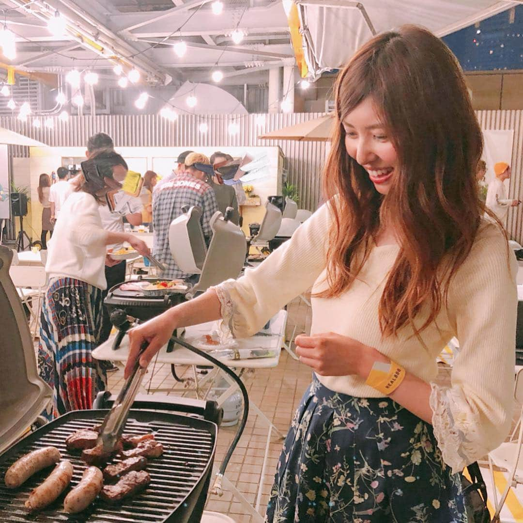 橘ゆりかさんのインスタグラム写真 - (橘ゆりかInstagram)「REALBBQ GARDENタワーレコード渋谷﻿ レセプションに参加させてもらいました🥩🍳🍺﻿ ﻿ 材料を焼くだけ！道具も揃ってるので﻿ 簡単にバーベキューが楽しめます〜😋﻿ ﻿ ステーキ ガーリックライス バターコーン﻿ 焼きたて熱々でぜーんぶ美味しかったよ✨﻿ 私はスイートシナモンポテトの虜になった🥰﻿ ﻿ ﻿ 渋谷の真ん中にビアガーデン﻿ があるとかアクセス最高でしょ🏙﻿ オープンは明日から‼️﻿ 4月26日（金）～9月30日（月）﻿ タワーレコード渋谷 屋上﻿ ■営業時間 18:00～22:00（平日） / 12:00～22:00（土日祝）﻿ ﻿ ﻿ ﻿ #リアルバーベキューガーデン #タワーレコード渋谷店 #タワレコ #屋上 #ビアガーデン #渋谷 #三宅ひとみ #橘ゆりか #アイドリング #同級生 #バーベキュー  #shibuya #realbbqgarden #bbq #japanesegirl #instafood #realbbq_jp」4月25日 23時57分 - yuricalcal