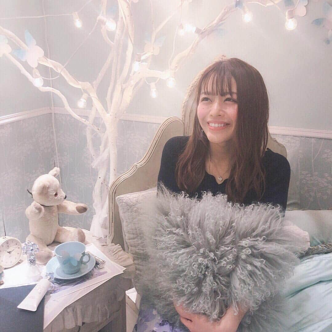 石倉侑芽さんのインスタグラム写真 - (石倉侑芽Instagram)「JILLSTUART×CRAZY WEDDING💍 . 明日から @iwai_crazy にて開催される 期間限定イベントにお邪魔してきました☺💓 . 結婚式を目前にわくわくが止まらない前夜から 結婚式当日までをJILLSTUARTの可愛い世界観で 素敵に表現されてて感動🥺💓 . 5月3日発売の新作コスメをタッチアップするスペースも💍💓 . 【開催期間】 4月26日(金)、29日(火)13〜19時 4月27日(土)、28日(日)18〜22時 予約もできるそうです💓 可愛いアイシングクッキーも貰えるよ💐 . #ジルスチュアート#サムシングピュアブルー#jillwedding #jillstuartbeauty#プレ花#wedding#花嫁 #結婚式#somethingfour#サムシングフォー#ブルーバタフライ #花嫁メイク#結婚式準備#somethingpureblue #クリスタルブルーム#マイリップス #5月3日発売 #誕プレ#エングレービング#ギフト」4月25日 23時58分 - yume8115