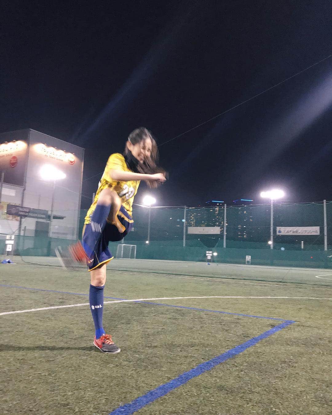 のインスタグラム：「#フットサル うすーいシューズは足痛い」