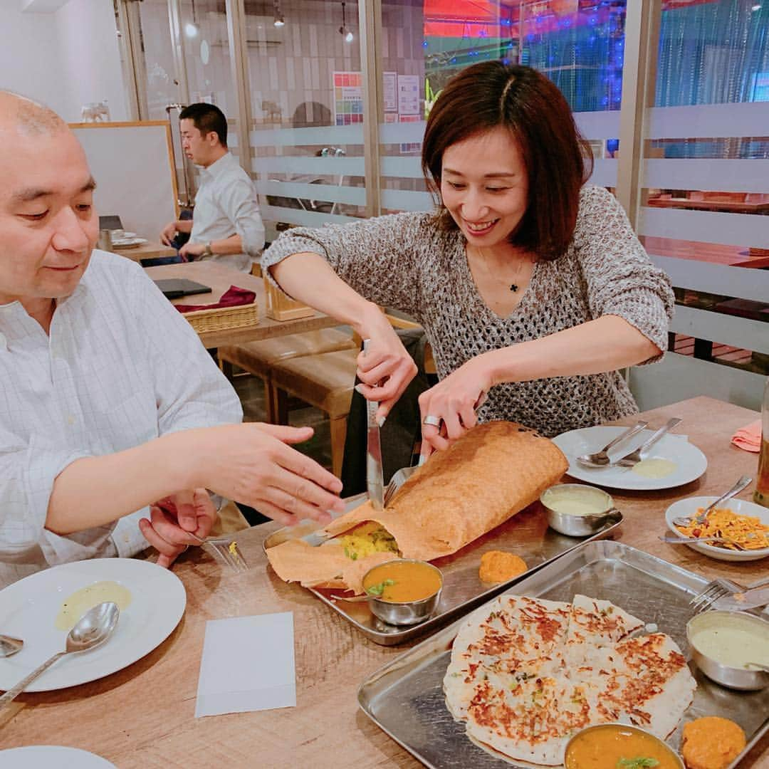 高松いくさんのインスタグラム写真 - (高松いくInstagram)「先生を囲って 『世界中の食巡り』企画第1弾🤣❤️😭 なんて名付けていろいろ企画してくださる 海外出張移住多い坪井さんや そこに面白がっていつも集まって下さる皆様❤️😭🙏 . 真子先生も来てくださってーー❤️ .  今回は『インド🇮🇳』‼️🧘‍♂️✨ 🍛 ナンディニ 虎ノ門店 (NANDHINI 新橋駅から7分(？) インド人のお客様も多くて、常連さんな空気感でした！ 1人じゃ、ただカレーセットになりそうだけど こうやってみんなで、シェアして食べるって いろいろ楽しめる✨ たっくさんのスパイスが口に広がる！全てが美味しかったー😋 .  楽しかったなーー笑ったなー🤣 養成コースの生徒さんだったけど👩‍🎓👨‍🎓 今は、同士であり、 それぞれ私にとって何かの先生です！！ 坪井さんは、世界の食の先生です！ みんなとの再会で、 みんなが元気であること、皆さんのご活躍とプライベートでなどなどきけたり 会えただけで一緒に爆笑するだけで幸せ過ぎた🤣🤣❤️ 皆さんとの出会い、 皆さんからの学び  みなさまと次回は 台湾食の旅❤️ 楽しみだな〜🙌 #みんなそれぞれ  #私の先生 #世界の食巡り #食旅 #yoga #ヨガ #インド #世界の楽しみ方 #爆笑 #よく笑った #同士  #食文化 #世界の食べ物 #🇮🇳 次回は #台湾 #台湾グルメ」4月26日 0時12分 - iku_takamatsu_trip_sup_yoga