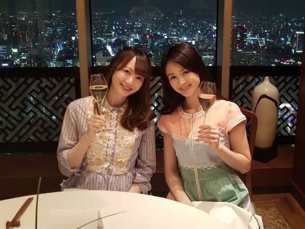 のインスタグラム：「麗穂ディナー🍴の眺めの良さをおすそ分け😋💕 with @shino_i42 ちゃん❤️ シャンパンはもちろんノンアルコール🥂💕北京ダック🍗丸々１羽、二人で持ってもかなりの重さだったよ😂笑  たまたま二人とも #チェスティ コーデだったの🥰嬉しい😆 ちなみに最後の写真はお誕生日会の時の🎂💕いつも仲良くしてくれて感謝✨益々美しくなる @shino_i42 ちゃんが眩しいよ〜LOVE🥰 . . . . . #名古屋駅ディナー #中国飯店麗穂 #眺望良し #夜景 #名古屋夜景 #chesty」