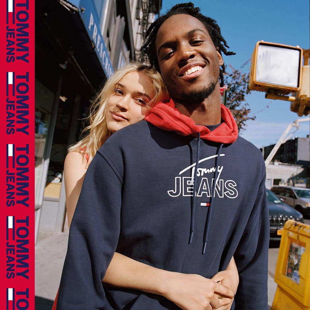 Tommy Hilfigerさんのインスタグラム写真 - (Tommy HilfigerInstagram)「Spring styles with a New York beat: more Tommy Jeans is dropping now. . Presenting @sabapivot and @lolozouai in all-new Tommy Jeans. . 📸: @clarazara #TommyJeans」4月26日 0時04分 - tommyhilfiger