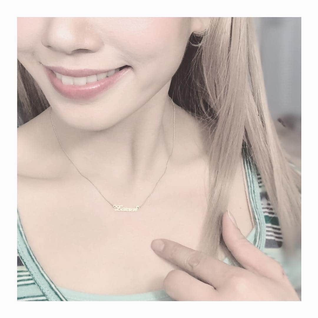 ソニンさんのインスタグラム写真 - (ソニンInstagram)「. “Lauren” necklace...💗 . まめちしき。 日本版は小さいの、BWとか他の国みると、これより一回り二回り文字が大きいです。 . ずーっとしてるよ。 お父さんにもらった設定なの。 (勝手に自分でそう設定した) . #ローレン #ネックレス #大事なもの #キンキーブーツ #ポケットの中に入るモノ #KinkyBoots #KinkyBootsJapan #Lauren . 連日ご観劇ご声援ありがとうございます😭✨」4月26日 0時06分 - sonim_official
