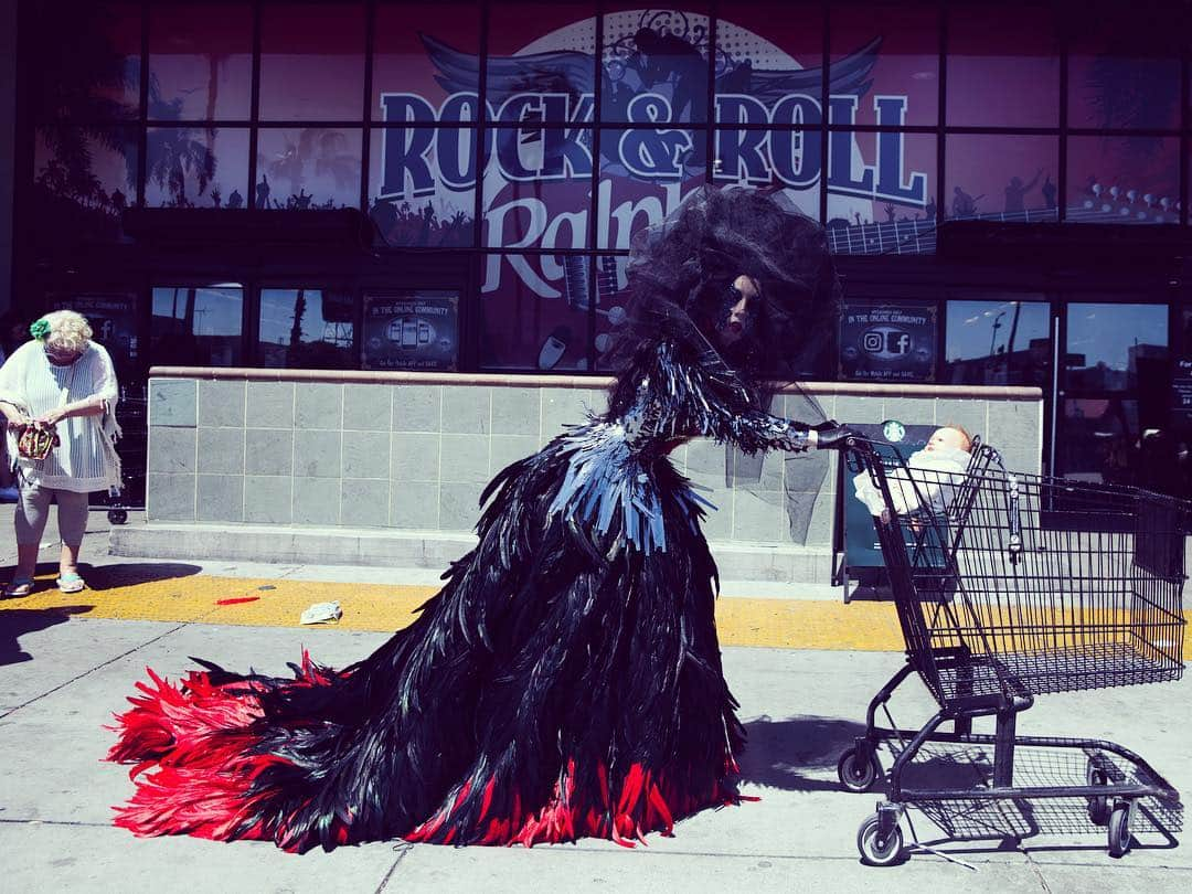 B. Akerlundさんのインスタグラム写真 - (B. AkerlundInstagram)「Pushing through ..... almost Friday 🤪  Photo : @avine_ 👗 @onauratoutvu 🎩 @piersatkinson available @theresidencyexperience」4月26日 0時07分 - bcompleted