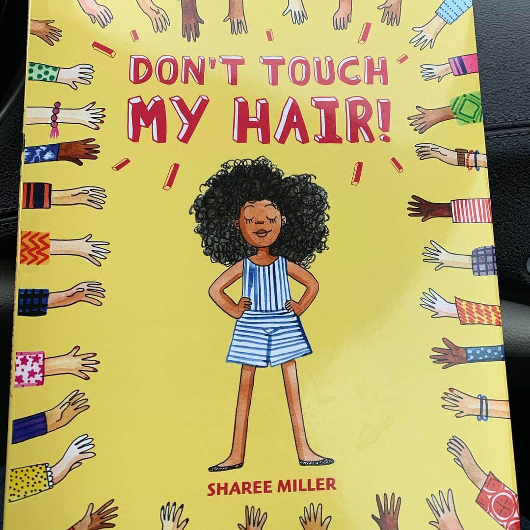 ションダ・ライムズさんのインスタグラム写真 - (ションダ・ライムズInstagram)「“Can I have an Afro?” My 7 year old begged me this morning after we read this book for the first time.  In addition to teaching boundaries, it instilled hair joy! Thank you, @coilyandcute!  I highly recommend!」4月26日 0時08分 - shondarhimes