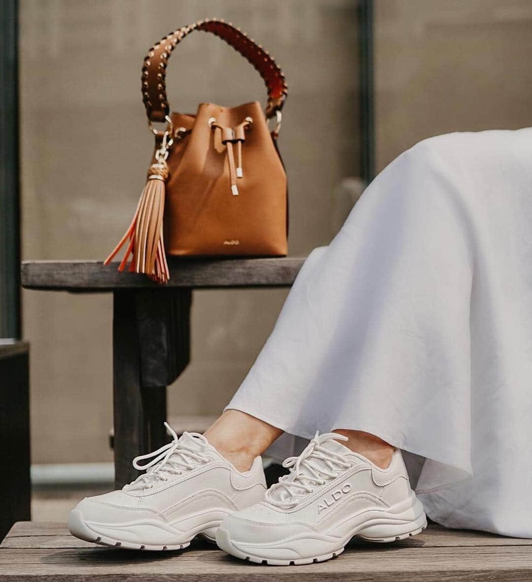 ALDO shoesさんのインスタグラム写真 - (ALDO shoesInstagram)「Spring means dresses means white sneakers. Get a fresh pair of Taerwen (styled with the Dororyth bucket bag) in bio. Photos by @olivialazuardy #AldoIndonesia #AldoShoes」4月26日 0時15分 - aldo_shoes