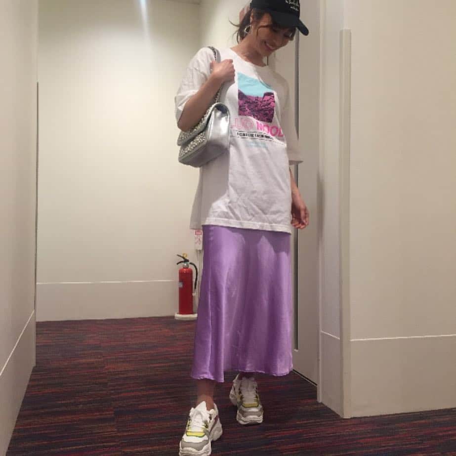 新山千春さんのインスタグラム写真 - (新山千春Instagram)「今日の私服！ . このテロっとした光沢あるskirt お気に入り💫 . それよりもっともぉーーっとお気に入りの bag！！ . イタリア製の#miabag @miabagJapan . 青山と新宿高島屋にshopがあるんだけど、  自分の好きなイニシャルとかも入れて カスタマイズ出来るのもオススメ😘 . お気に入りのcapはLAの Beverly Hills HOTELで買ったよ💖😍 _____________________________________________________🌴#LA 好き💖 #art 好き🎨#chihuahua  #犬好き  #ママファッション#mamafashion #Japaneseactress #casualcoordinate #denimcoordinate #makeup #model  #mama#mamastyle #Instagood #cooking #streetwear #mamacoordinate #hairarrange #streetfashion  #outfit #casualstyle  #outfitstyle #촬영 #粉我 #나를따르라  #fashionistas #dailylook #coodinate #新山千春  _____________________________________________🌴🌵🌴」4月26日 0時16分 - chiharuuu_0114