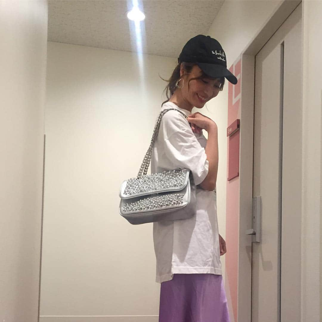 新山千春さんのインスタグラム写真 - (新山千春Instagram)「今日の私服！ . このテロっとした光沢あるskirt お気に入り💫 . それよりもっともぉーーっとお気に入りの bag！！ . イタリア製の#miabag @miabagJapan . 青山と新宿高島屋にshopがあるんだけど、  自分の好きなイニシャルとかも入れて カスタマイズ出来るのもオススメ😘 . お気に入りのcapはLAの Beverly Hills HOTELで買ったよ💖😍 _____________________________________________________🌴#LA 好き💖 #art 好き🎨#chihuahua  #犬好き  #ママファッション#mamafashion #Japaneseactress #casualcoordinate #denimcoordinate #makeup #model  #mama#mamastyle #Instagood #cooking #streetwear #mamacoordinate #hairarrange #streetfashion  #outfit #casualstyle  #outfitstyle #촬영 #粉我 #나를따르라  #fashionistas #dailylook #coodinate #新山千春  _____________________________________________🌴🌵🌴」4月26日 0時16分 - chiharuuu_0114