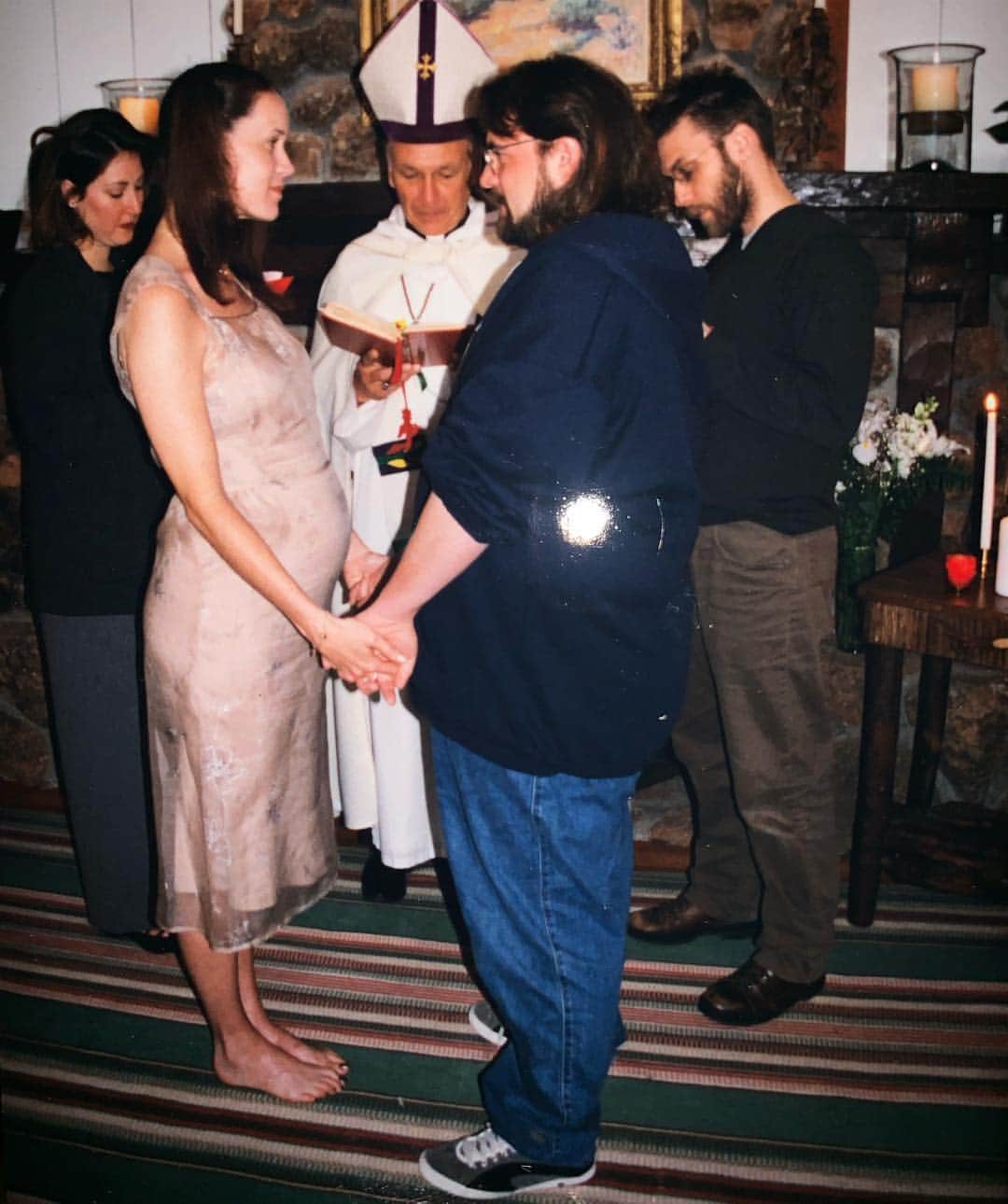 ケヴィン・スミスのインスタグラム：「20 years ago today, I made the worst mistake of my life: I married my beloved bride @jenschwalbach in a hoodie. We were mixing #Dogma up at Skywalker Ranch in April of 1999. Jen was already pretty pregnant with @harleyquinnsmith but virtually a stranger, as we’d only met about a year prior. The Ranch is set on like a million acres in #marincounty, all of it naturally stunning, and you stay on the property when you mix. So when I got back to our room on April 23rd, Jen was gushing about the pastoral setting. “It’s so beautiful. We should get married here one day,” she’d said that night. And over the course of the next 24 fateful hours, we decided that “one day” would be 2 days later. We pulled together a wedding but didn’t clear it with the folks at Skywalker Ranch, in case they said no. Jen found a Dutch Catholic monk online who was willing to drive up to the Ranch. @samosier was my Best Man and Jen’s childhood friend Lisa was her makeshift Maid of Honor. Harley would pop out 2 months later so it seemed like a good idea to get hitched before her imminent arrival. I expected the milestone to be perfunctory: the last step you take in a grown-up relationship. I was a kid of 29: what did I know about the incredible journey I was embarking on? Apparently very little - because what I’d come to learn was marrying Jen wasn’t a last step of any kind. In marrying Jenny, I took the *first* step on a thus-far 2 decade odyssey into what would become the great adventure of my life: marriage. I remember standing across from Jen and at first thinking “I’m sure it’ll be like Dating +.” That was my asinine assumption of what marriage would be. But as Father Robert read scripture, I gazed into the eyes of the @usatoday journalist I’d only met the previous February and finally saw my future in her smile. Suddenly, it wasn’t just Dating + at all - it was Chapter One of the Story of our Lives. It’s a gross understatement to simply say “I love you, Jenny.” You’re so indie rock cool, you brought our kid to our wedding! Thank you for making me the kind of man I am today: YOURS! #KevinSmith #JenSchwalbach #20thanniversary #marriage #wed #jenny #love」