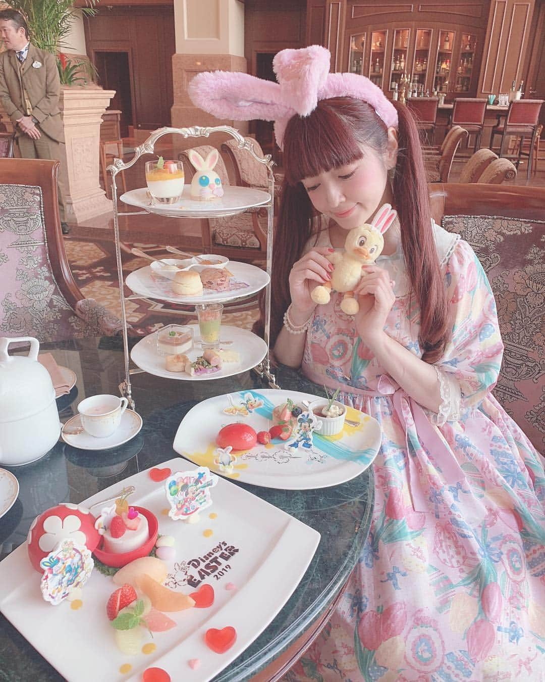 青木美沙子さんのインスタグラム写真 - (青木美沙子Instagram)「#ディズニーランドホテル #アフタヌーンティー #イースターメニュー #うさぴよ」4月26日 0時28分 - misakoaoki