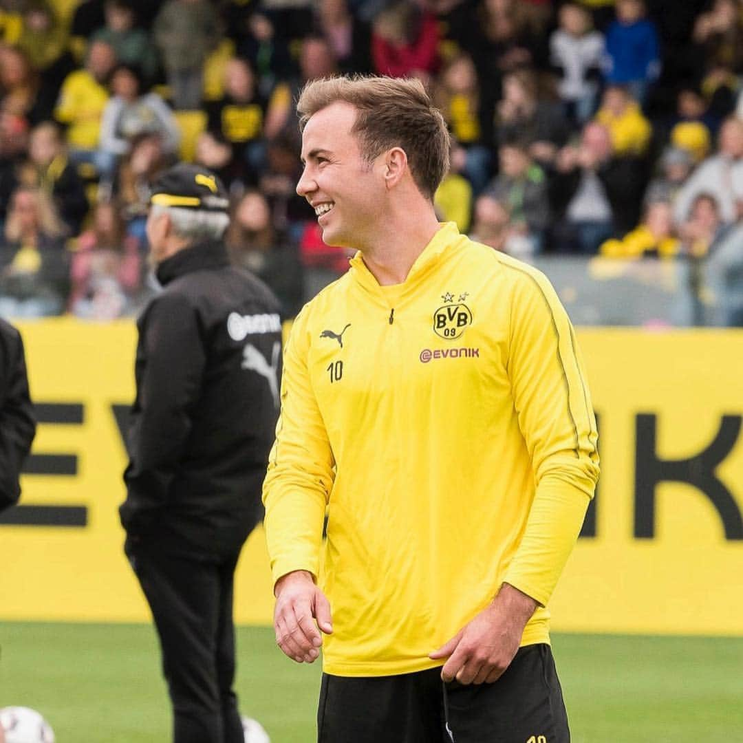 ボルシア・ドルトムントさんのインスタグラム写真 - (ボルシア・ドルトムントInstagram)「😁 Always smiling! 💛  Less than ✌️ days till #BVBS04. 🤩 #derby #derbymood #bundesliga #bvb #borussiadortmund #dortmund #countingthedays #homegame #support #fans」4月26日 0時29分 - bvb09