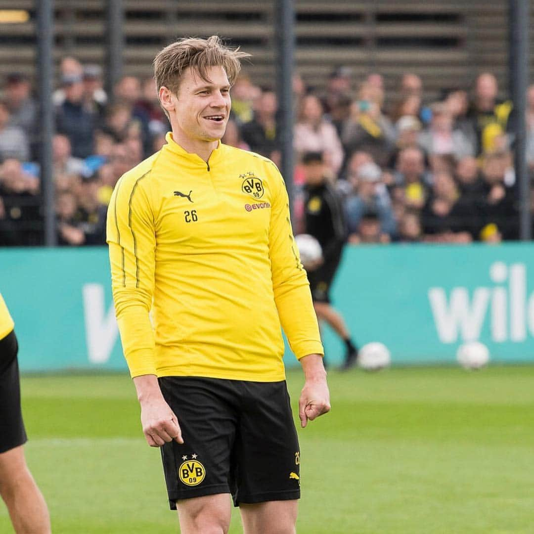 ボルシア・ドルトムントさんのインスタグラム写真 - (ボルシア・ドルトムントInstagram)「😁 Always smiling! 💛  Less than ✌️ days till #BVBS04. 🤩 #derby #derbymood #bundesliga #bvb #borussiadortmund #dortmund #countingthedays #homegame #support #fans」4月26日 0時29分 - bvb09