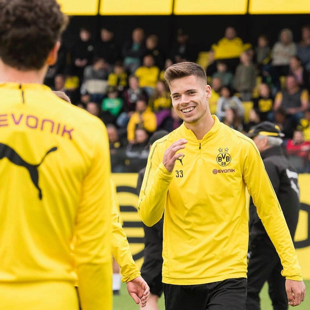 ボルシア・ドルトムントさんのインスタグラム写真 - (ボルシア・ドルトムントInstagram)「😁 Always smiling! 💛  Less than ✌️ days till #BVBS04. 🤩 #derby #derbymood #bundesliga #bvb #borussiadortmund #dortmund #countingthedays #homegame #support #fans」4月26日 0時29分 - bvb09