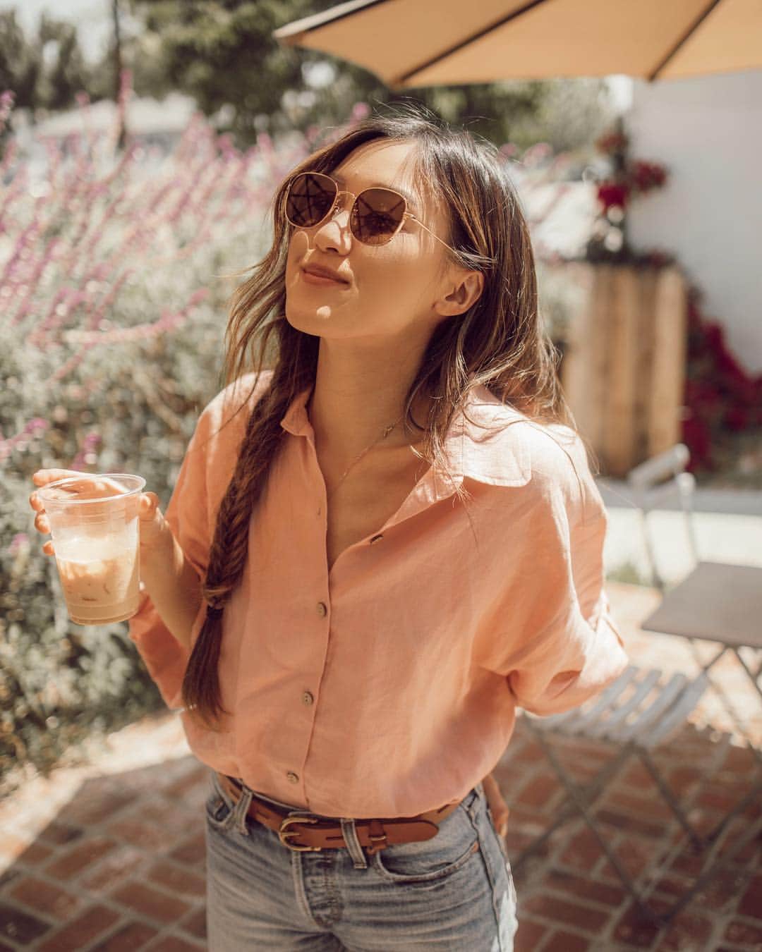 W E Y L I Eのインスタグラム：「Soaking in some morning sun...and lots of coffee ☕️ I’ve been obsessed with linen lately- from my bed sheets to my clothes. How cute is this oversized shirt from @ilovelinen 💕」