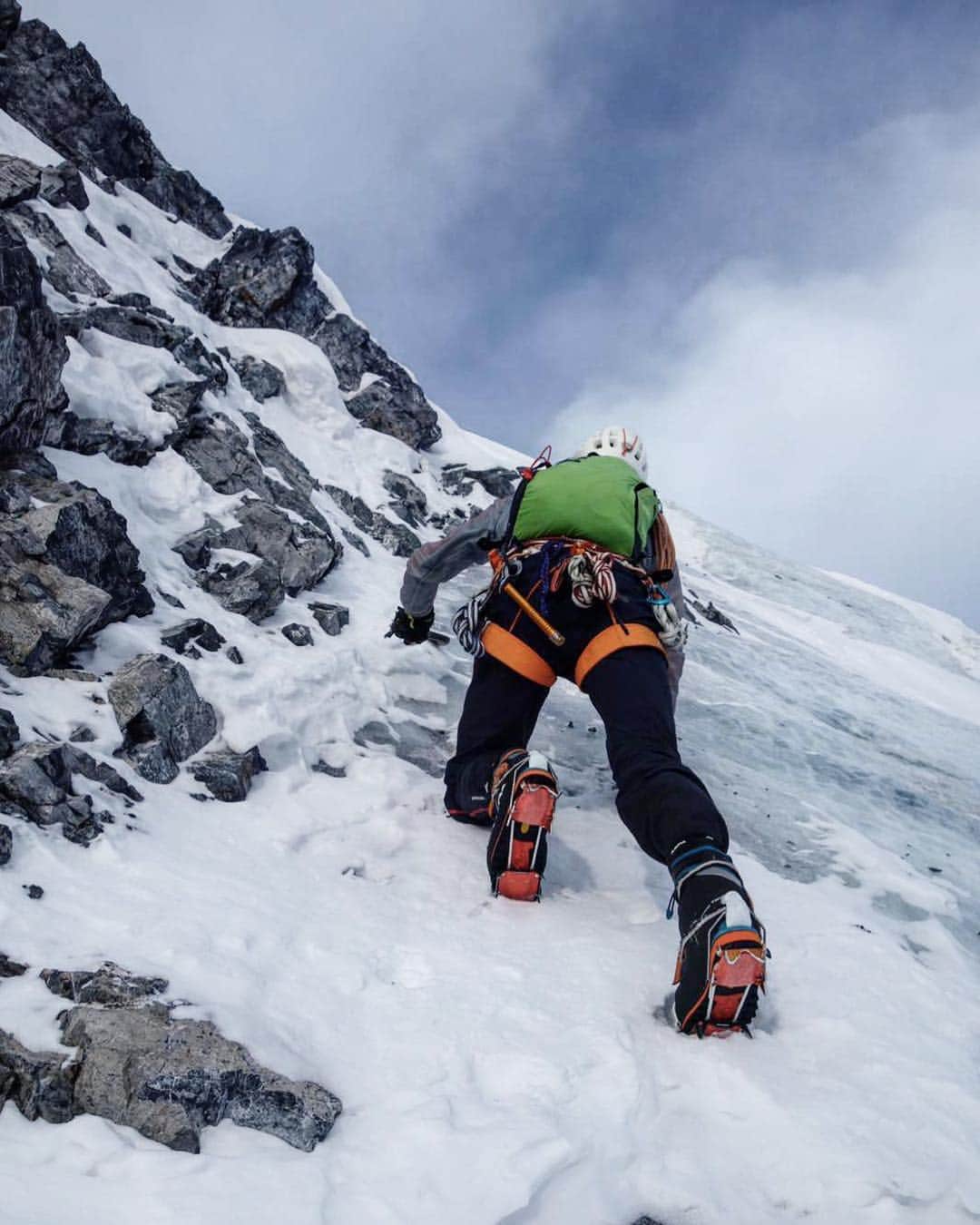 ミレーさんのインスタグラム写真 - (ミレーInstagram)「Vertical  #MilletRiseUp #mountaineering #mountain #mountains #climbing #mixedclimbing #alpinism #alpinisme #alpinismo」4月26日 0時22分 - millet_mountain