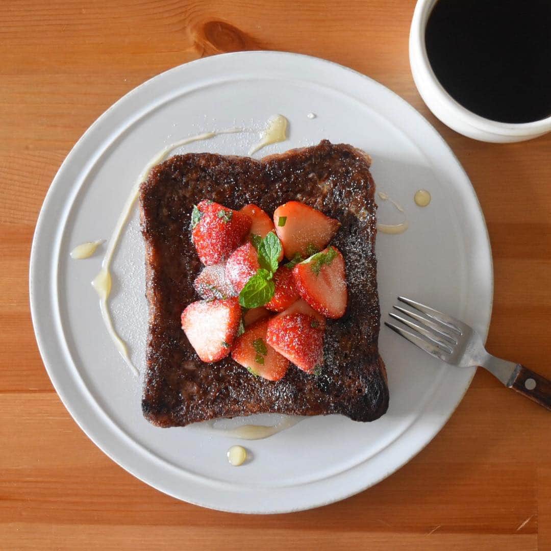 山崎佳のインスタグラム：「Today’s breakfast. ココアフレンチトースト。 いよいよ育休も終わり、明日から仕事復帰です。あっという間だったなぁ。ほーんと、育児のことしか覚えてない。そのための休みだったから、それでいいんだけど。さてと、忙しくなるけどがんばるぞっと。」