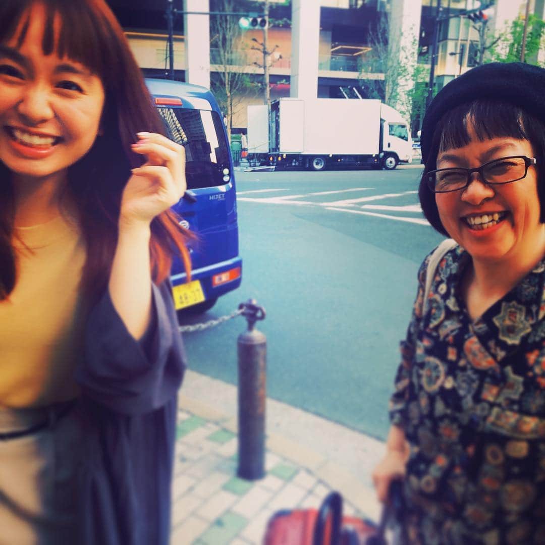 小春さんのインスタグラム写真 - (小春Instagram)「母からチューされて大騒ぎする妹  #姉カメラ」4月26日 0時24分 - suttokodokkoiii