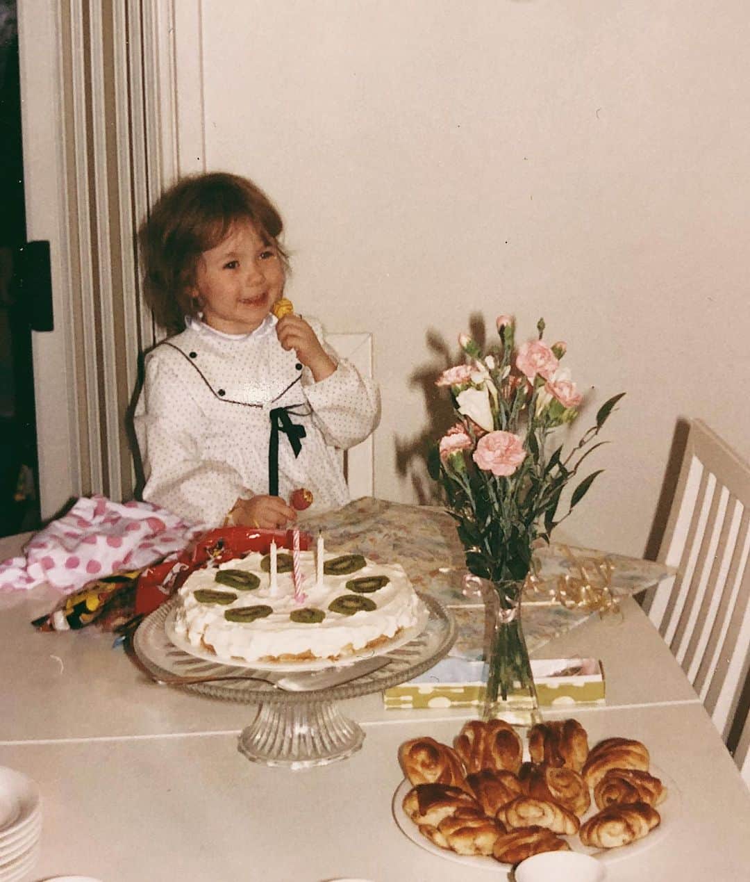 ラウラ・レピストのインスタグラム：「Hilirimpsis, eteenpäin!🎉🍰 Eipä sitä kolmenkympin kriisiä jaksanut viime vuonnakaan järjestää niin mitäpä sitä nytkään. Just jepa näin.👵🏼 #31 #kiivikakkusukupolvi」