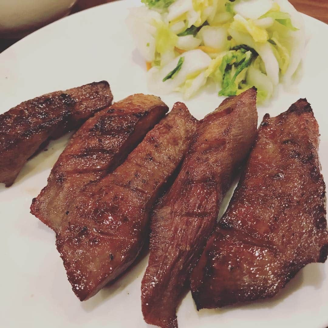 益子寺かおりさんのインスタグラム写真 - (益子寺かおりInstagram)「ああん、こんなに太くて柔らかいの…初めて！！///// ・ 先日の仙台でパックンチョした牛タンがあまりにも美味しんぼで、思い出し淫夢…。 ・ かおりの中の、牛タンランキング1位に、見事ランク淫してしまったわ…。ああん、また会いたい！！ ・ #かおりのスーパーくいチン坊  #ときめき止まらない好きよ仙台♡ #ベッドイン #bedin」4月26日 0時26分 - kaori_masuco