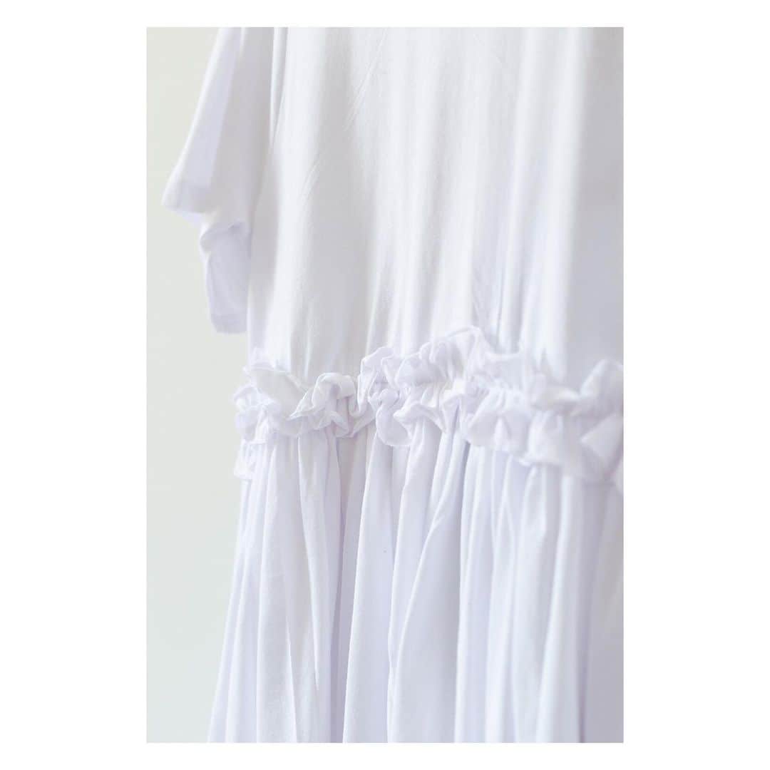 キャベジズ&ローゼズさんのインスタグラム写真 - (キャベジズ&ローゼズInstagram)「Ring-a-round the Roses 🌹The Letitia T-Shirt in White Organic Cotton has lovely ruffling on the neck and waist that resembles delicate petals. Supremely soft and always elegant, Letitia can be dressed up or down 👉Swipe to see more👈 #madewithlove❤️ #newarrivals #ruffles #ruffleshirt #organictshirt #whitetshirt #sustainabletshirt #slowfashionstyle #cabbagesandroses #cabbagesandrosesfashion @christina_strutt @cabbagesandroses_shop 👆Link In Bio👆」4月26日 0時30分 - cabbages_and_roses