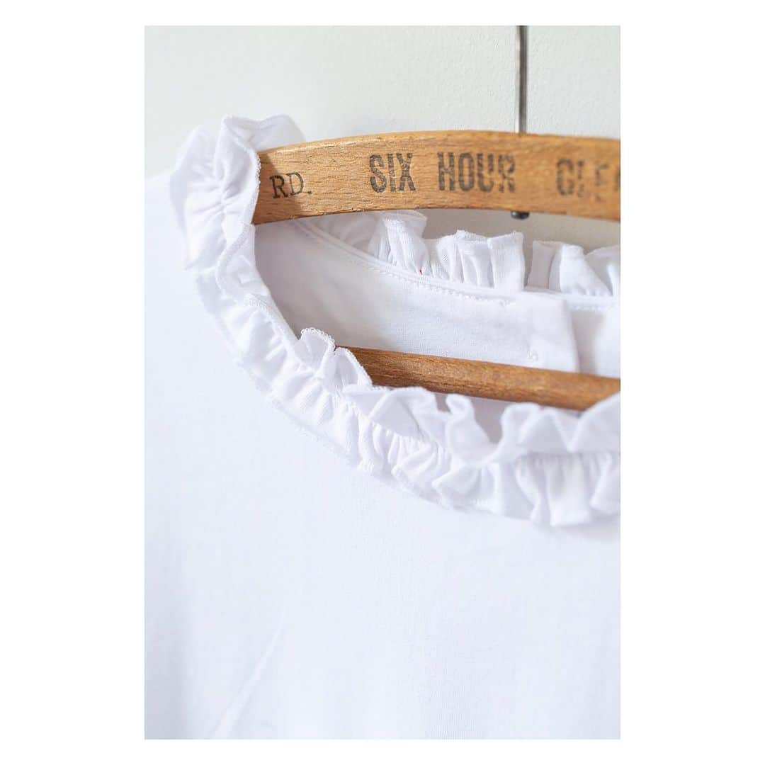 キャベジズ&ローゼズのインスタグラム：「Ring-a-round the Roses 🌹The Letitia T-Shirt in White Organic Cotton has lovely ruffling on the neck and waist that resembles delicate petals. Supremely soft and always elegant, Letitia can be dressed up or down 👉Swipe to see more👈 #madewithlove❤️ #newarrivals #ruffles #ruffleshirt #organictshirt #whitetshirt #sustainabletshirt #slowfashionstyle #cabbagesandroses #cabbagesandrosesfashion @christina_strutt @cabbagesandroses_shop 👆Link In Bio👆」