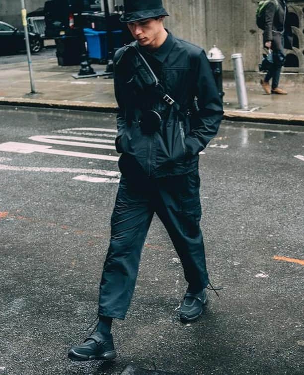MR PORTERのインスタグラム：「Pockets, zips, tech fabrics and – gasp – practicality. ⁣ -⁣ 🔗Head to the link in bio. to discover why the utility trend is here to stay in this week's issue of The Journal. #MRPORTER」