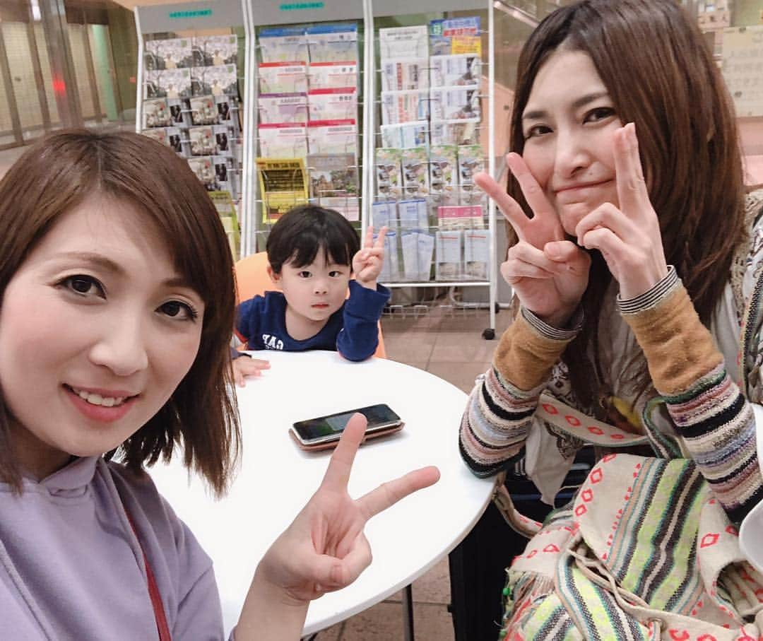 アンジェラ佐藤さんのインスタグラム写真 - (アンジェラ佐藤Instagram)「今週はタイトに札幌→東京→茨城→札幌→東京→札幌の繰り返し(笑) んでもって明日も上京（笑） あ、三宅さんとご飯したよー🍚  #アンジェラ佐藤 #三宅智子  #年齢感じさせない若さの秘訣を教えて欲しいわー #お子様も元気にすくすく育ってますがな #ロケ中に貰ったお土産嬉しい  #明日三田泊まりなんだけど何処かオススメのお店ある？」4月26日 0時33分 - angela_satou