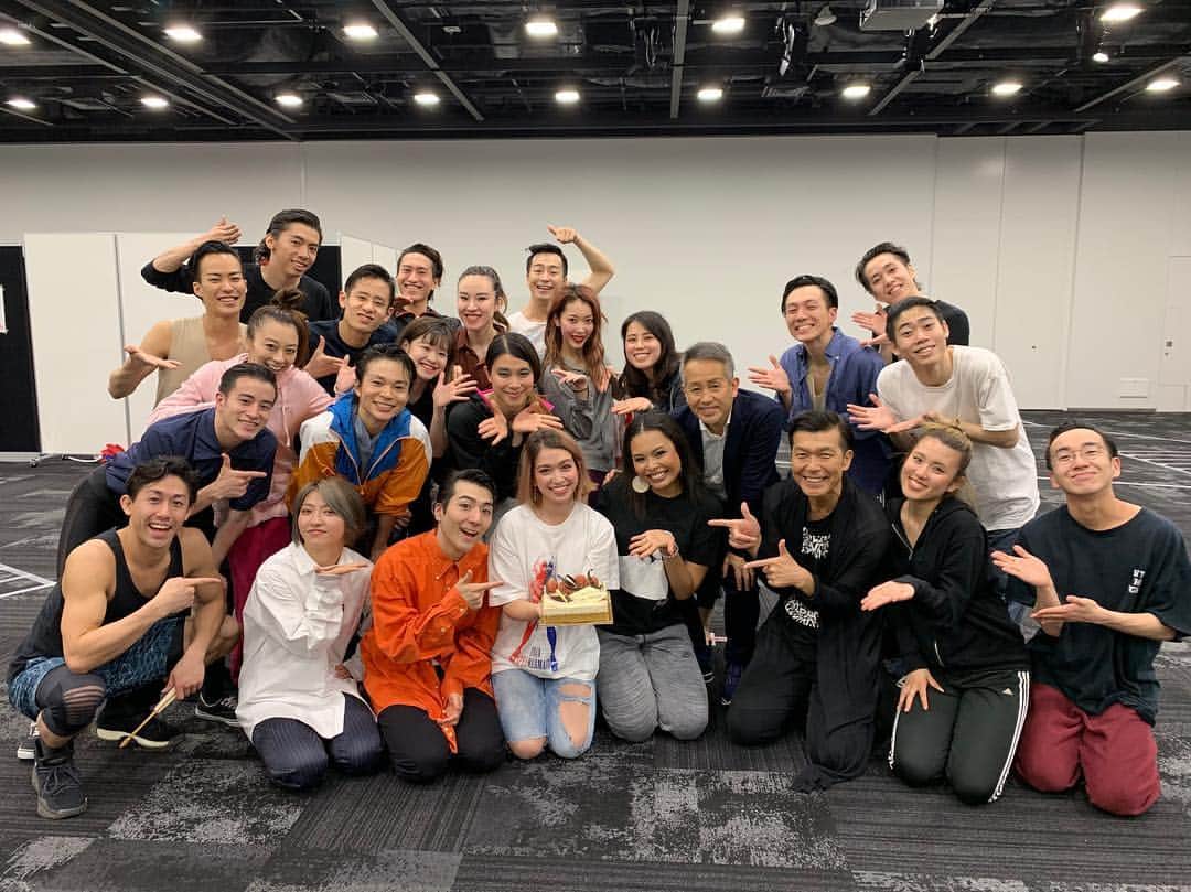 ダンドイ舞莉花のインスタグラム：「#日比谷フェスティバル 先日リハでバースデーお祝いして頂きました😍  Thank you!! 本日ゲネプロ。 明日と明後日、雨降らないでおくれ！！ 日比谷ミッドタウン ステップス広場でお待ちしてます！  #hibiya #midtown #birthday #thankyou」