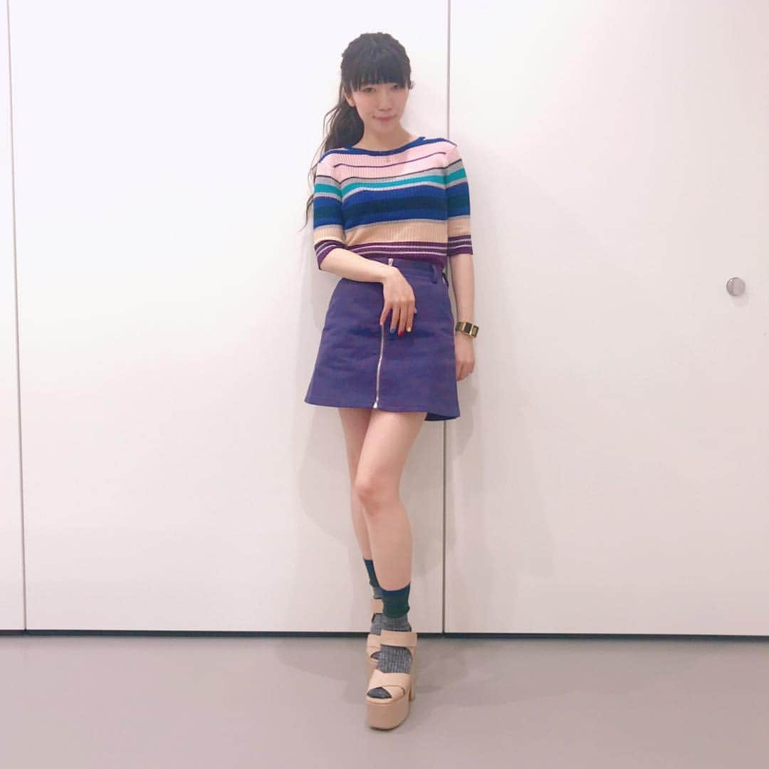 ぱいぱいでか美のインスタグラム：「今月のViViに載ってた小関舞ちゃんのコーデが可愛かったので丸ごと買いました。 ꙳ #tops #sly #skirt #w❤️c  #sandal #rande #sox #viviennewestwood  #小関舞 ちゃん #country_girls #ViVi #ハロメンが服を着ると売れる #俺はインスタグラマーになりてぇ ꙳ ViViのハロプロ連載、毎回大好きだったんですが 今回が最終回(T . T) 最後に大好きなカントリー・ガールズから 山木梨沙ちゃんと小関舞ちゃん登場で嬉しかったです！ ViViさんありがとう！ みんなもViVi買おうね！ 普段と雰囲気の違った二人のメイクとコーデ新鮮で似合ってて最高だった〜！ カントリー・ガールズの公式インスタグラムにオフショット載ってるので全員見てください。 → @countrygirls_official そして小関舞ちゃんのコーデが可愛かったので ViVi発売(火曜日)→購入(水曜日)→着用(木曜日) というスピード感で着てしまいました。スピード大事なので。 まだ裸足は早いので靴下履きました。 やっぱ好きな人が着てると欲しくなるよね〜！ 小関舞ちゃんが、ハロプロメンバーが服を着ると 売れるんだという実績をヲタクとして着々と作っていきたい…… まぁ可愛いから買っただけなんですが…… その服を可愛いと思わせたのは小関舞さんの力なので…… やっぱ小関舞さんってすごいですよね！！！！ 山木さんの方の服も買いたいけどあまりにも挑戦したことない感じの服なので 試着してから決めるつもり！ でもほしい！」