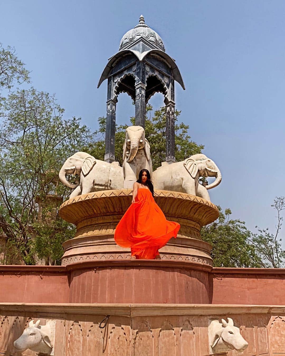 sananasのインスタグラム：「This girl is on fiiiire 🎶🔥Daenerys a trois dragons, moi j’ai trois éléphants 🐘😜 PS : Non ca ne fait pas de moi Cersei vous vous calmez tout de suite 😂 __ #PatrikaGate #India #Inde #Jaipur #PinkOasis」