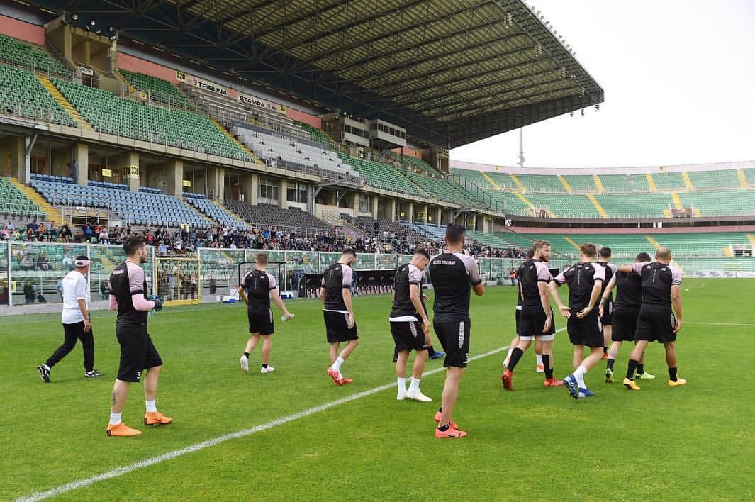 USチッタ・ディ・パレルモのインスタグラム：「Il calore dei tifosi oggi al "Renzo Barbera" per l'allenamento in vista della gara di Livorno ⚽️」