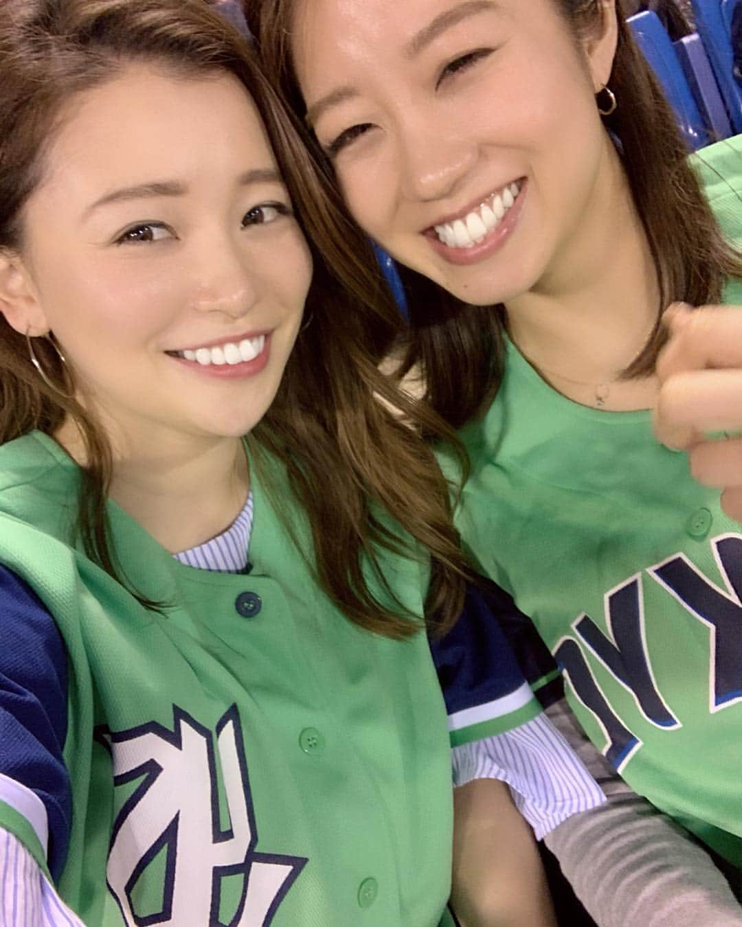 陽菜えみるさんのインスタグラム写真 - (陽菜えみるInstagram)「. 平成最後の東京ダービー 巨人 vs ヤクルト🐰🔥🐧 . あったかくなってきたから 神宮楽しみにしてたのに まさかの天気でしたが☔️ ヤクルトに2連勝で 巨人はこのカード勝ち越し😆👏✨ . 先発はルーキー高橋優貴投手🧡 ブキャナン投手💚 今季どちらも打線がいいので この日は乱打戦になるかなと 予想していましたが... 先制点はなんと高橋投手‼️‼️ 初ヒット初打点 おめでとうございます㊗️🙏⚾️✨ それに続き 彼の勝ち星に援護したのが キャプテン坂本選手の3ラン‼️‼️ 何より本人の粘りのピッチングもあって 今季2勝目を勝ち取りました👑 . ヤクルトのユニも持って行って 明日香に一緒に来てもらった💚💚 つばめ女子も可愛い🐧✨✨ この日はヤクルトの応援傘が 羨ましかったなぁ〜☂️(笑) . . #ユニフォーム #ユニフォームマジック #野球女子 #ユニフォーム女子 #無類の野球好き #無類の野球ファン #プロ野球 #npb #セリーグ #野球好きと繋がりたい  #陽菜えみる #読売巨人軍 #巨人 #ジャイアンツ #巨人ファン #巨人ファンと繋がりたい #g女 #ルーキー #高橋優貴 投手 #坂本勇人 選手 #ヤクルト #ヤクルトスワローズ #ヤクルトレディ #つばめ女子 #ブキャナン 投手 #西浦直亨 選手 #東京ダービー #平成最後の #東京対決」4月26日 1時04分 - emiru_haruna