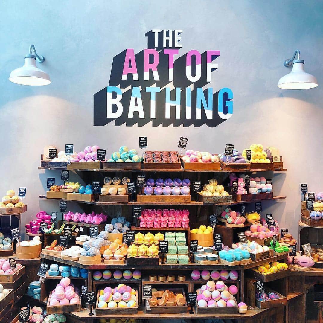 LUSH Cosmeticsさんのインスタグラム写真 - (LUSH CosmeticsInstagram)「Bathing is an art. We supply the tools, but you're the artist. Tell us some of your favorite bathing rituals in the comments below. #WeTheBathers 🛁💕/ 📸: @lushwhitecity」4月26日 0時56分 - lushcosmetics