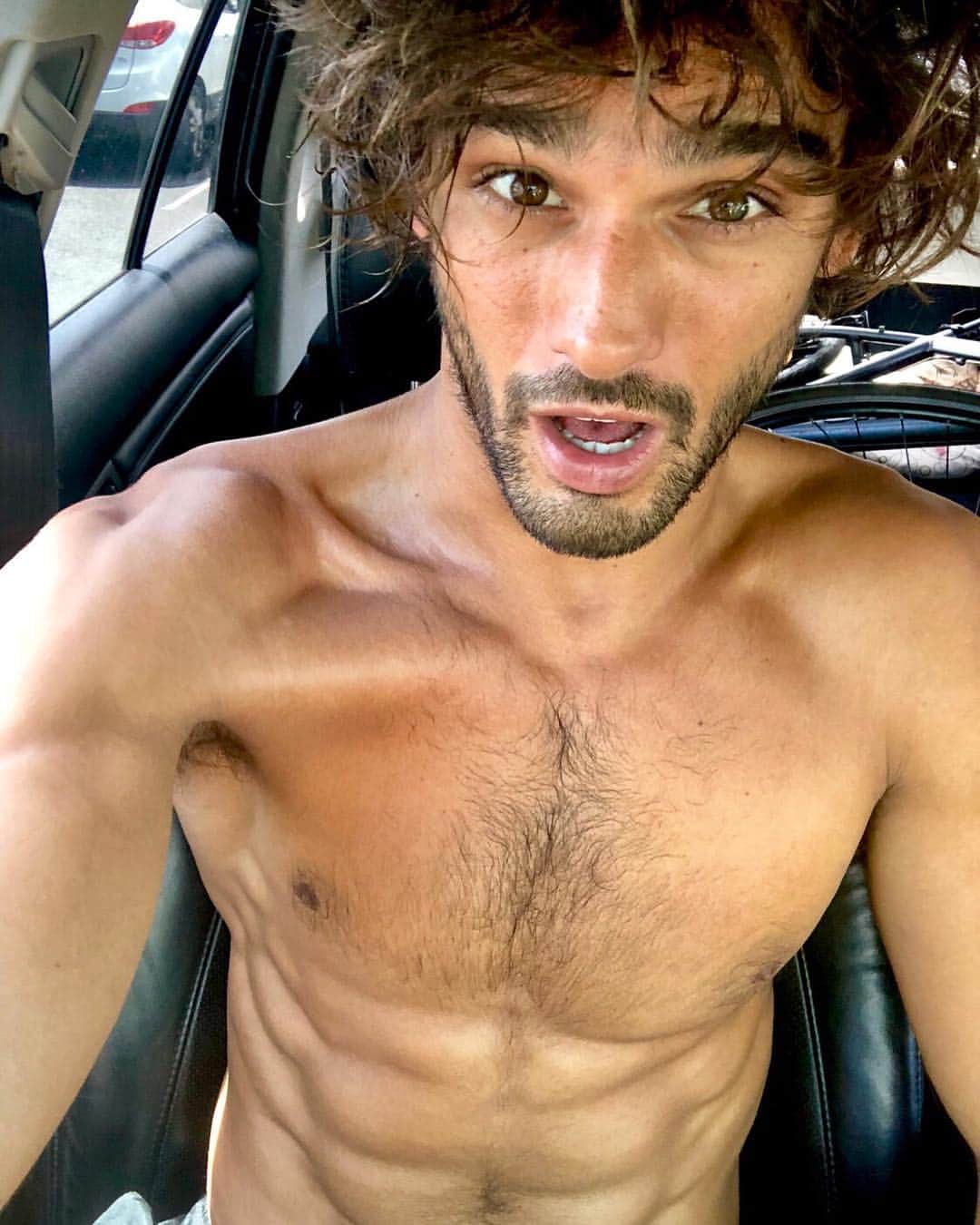 マーロン・テシェイラのインスタグラム：「—- “Existem famílias. E existe a nossa família. A gente se reconhece, mesmo sem se conhecer. Somos irmãos na diferença somos o que quisermos ser. Para nós, não existe certo e errado. Existe a verdade de cada um. Essa é a herança que carregamos. Esse é o legado que vamos deixar. A verdade no corpo. A verdade na alma. A verdade no olhar.” #Evoke  Salve, salve a todas essas lindas alma desse mundão. 🍀🐒✌🏽 —- 🎩...Peace&Light...♻️ —- #GoodVibesOnly #AmanhaAs9denovonao 😂💪」