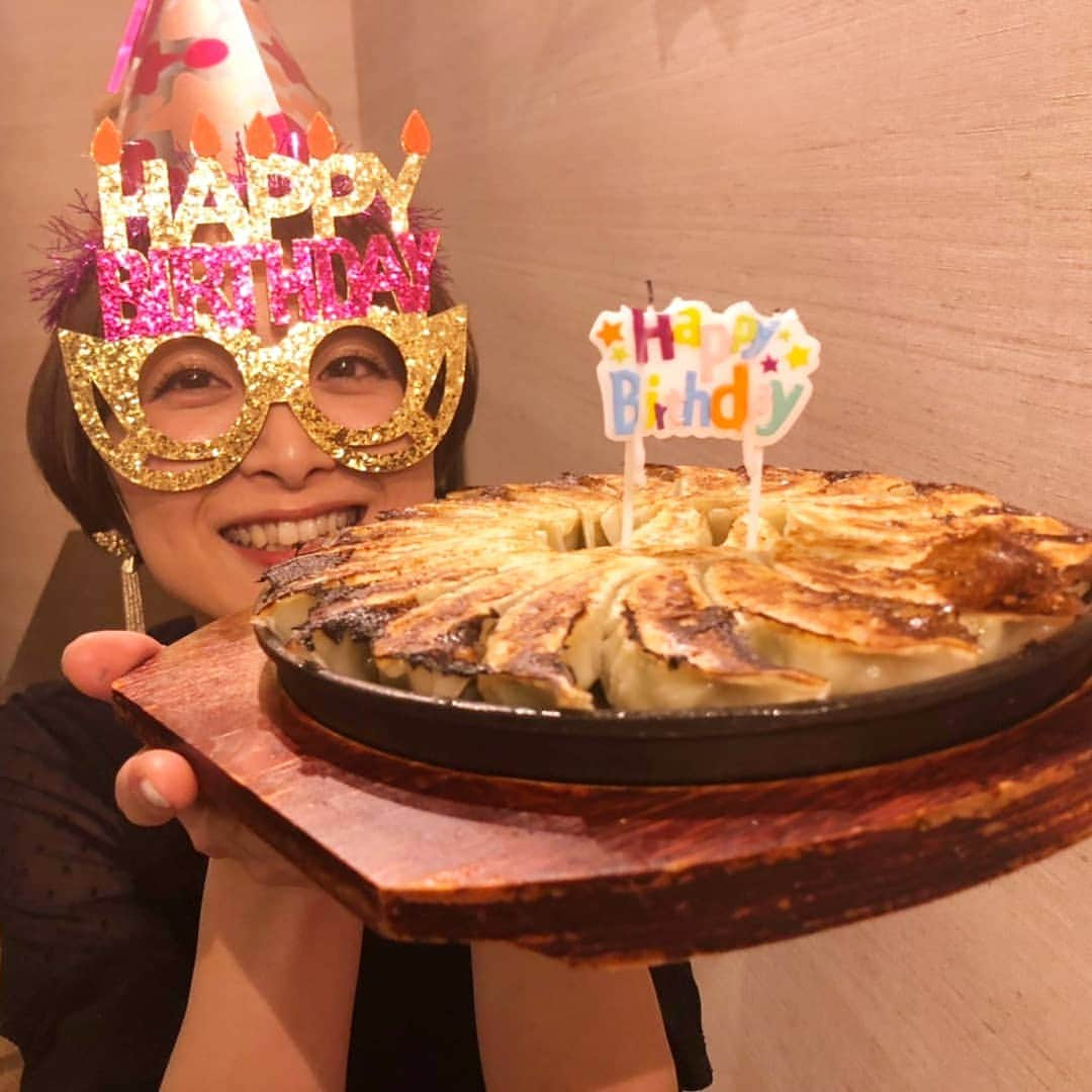 林智美 さんのインスタグラム写真 - (林智美 Instagram)「平成最後の誕生日は、 朝から晩まで幸せでした🌼 ありがとうございます!! * #締めは餃子部  #まさかのサプライズに大爆笑 #ひたすら感謝の1日 #これからもよろしくお願いします☺️ #餃子部 #餃子 #ぎょうざ #ギョウザ #乾杯🍻」4月26日 1時00分 - h_tomomi_i