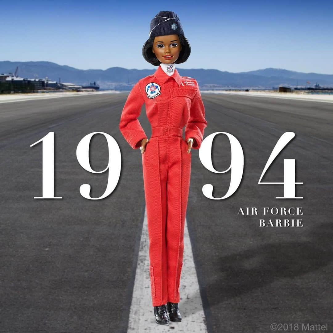 バービーさんのインスタグラム写真 - (バービーInstagram)「Since 1989, #Barbie has served her country by land, sky and sea—showing girls they could serve their country any way they wanted. 🛩#TBT #Barbie60 #YouCanBeAnything」4月26日 1時00分 - barbie