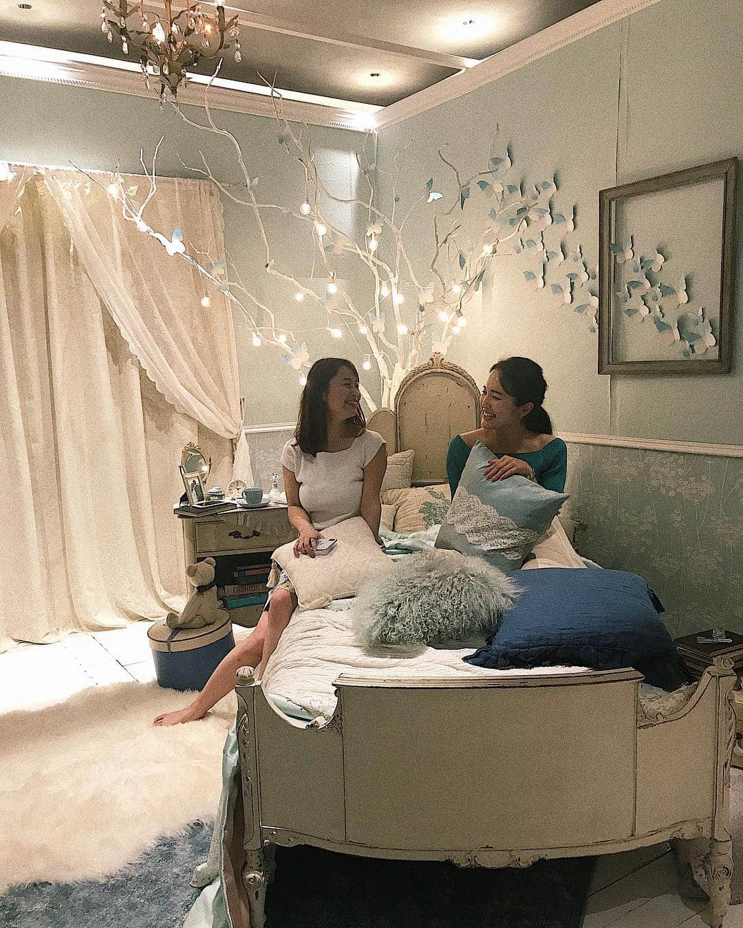 中野英菜さんのインスタグラム写真 - (中野英菜Instagram)「今日はJILL STUART BEAUTY×CRAZY WEDDINGのイベントに行ってきました💕 ジルが大好きなのはもちろん、クリエティブでCRAZY WEDDINGがはいってて、本当わたし得な組み合わせだった😭✨世界観がほんとに素晴らしすぎて、明日またゆっくりレポします♪ #ジルスチュアート #コスメ #美容 #クレイジーウェディング #JILLSTUART #cosme #サムシングピュアブルー #jillwedding」4月26日 1時01分 - ena_biyou