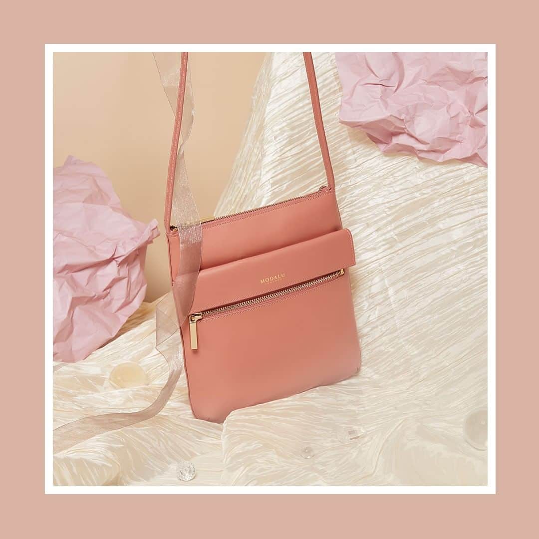 のインスタグラム：「The Erin is an effortless crossbody, crafted from soft grain leather with discrete front pockets and a single inner compartment. In a gorgeous rose pink hue, this silhouette is now £25 instead of £99 #ModaluMoments #LeatherHandbags」