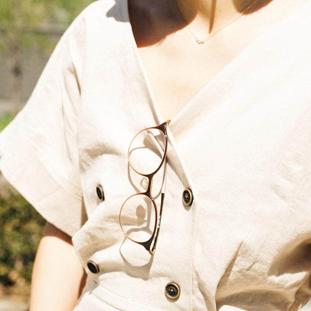Zoff Officialのインスタグラム：「Zoff SMART Skinny / ZJ191009_48E1 Model @sinobu_uta 驚きの軽さとしなやかさで、まるでメガネをかけていないようなかけ心地の “Zoff SMART”に新作が登場。 甘めのカラーリングは、春夏の華やかなスタイリングにもオススメです。 #Zoff #FASHION #eyewearstyle #メガネ #ゾフ女子 #Zoffコーデ#二子玉川 #東京 #tokyo」